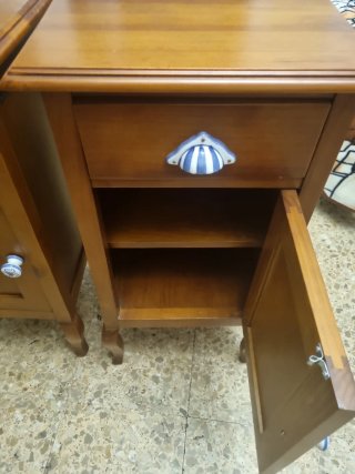 Mesitas de noche de madera con porcelana
