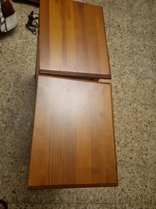 Mesitas de noche de madera con porcelana