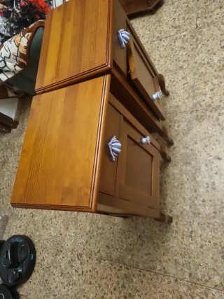 Mesitas de noche de madera con porcelana