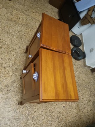 Mesitas de noche de madera con porcelana