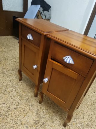 Mesitas de noche de madera con porcelana