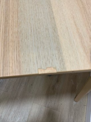 Mesa de comedor de madera clara