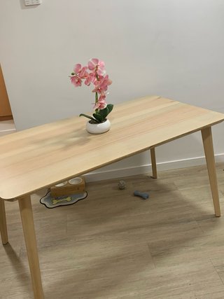 Mesa de comedor de madera clara