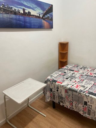 Se alquila habitación a chica sola