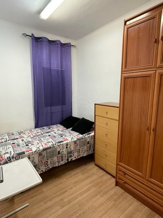 Se alquila habitación a chica sola