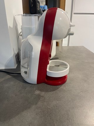 Cafetera Dolce Gusto Roja y Blanca