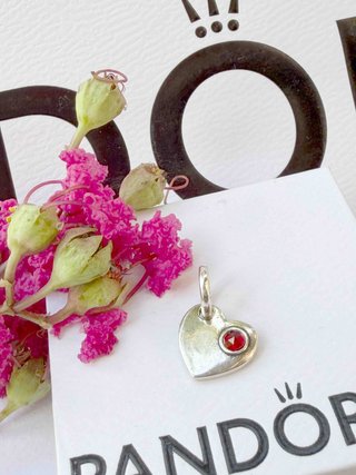 Colgante Corazón Pandora con Piedra Roja
