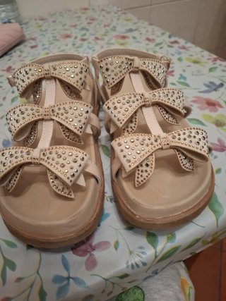 Sandalias Creme c/ 3 lacos preenchidos c/ pedrinha