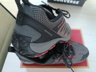 Zapatillas Merrell trekking grises y rojas