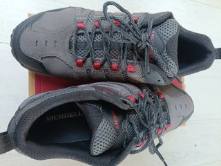 Zapatillas Merrell trekking grises y rojas