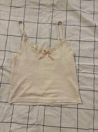 Top lencero blanco con lazo rosa