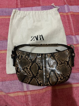 Bolso Zara efecto piel serpiente
