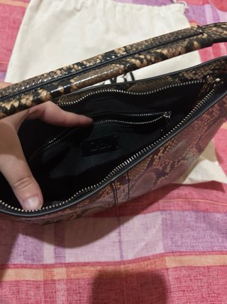 Bolso Zara efecto piel serpiente