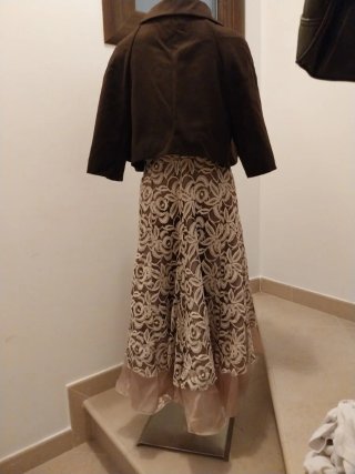 Vestido de fiesta beige y marrón. Con abrigo torer