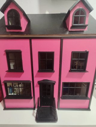 Casa de muñecas de madera rosa