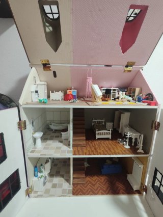 Casa de muñecas de madera rosa