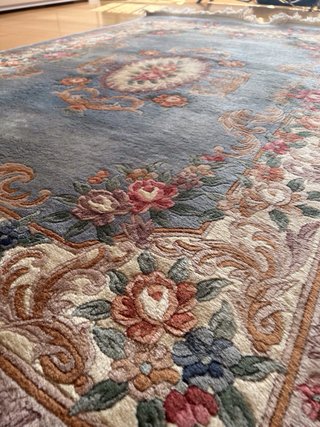 Alfombra de lana con flores rosas y azules