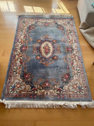 Alfombra de lana con flores rosas y azules