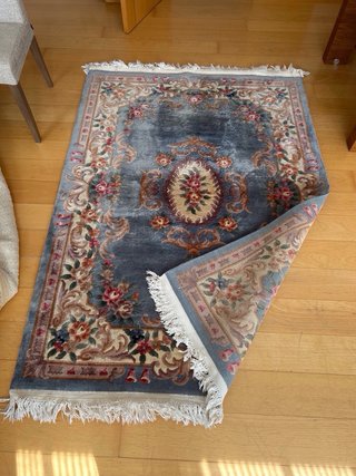 Alfombra de lana con flores rosas y azules