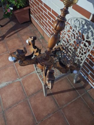 Lámpara de madera antigua con figuras