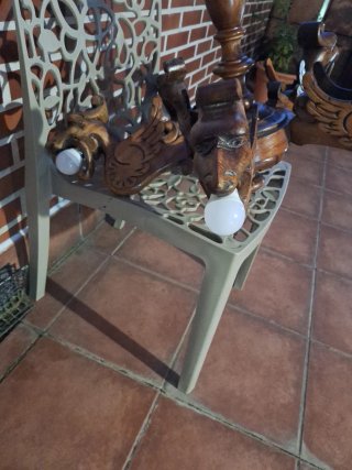 Lámpara de madera antigua con figuras