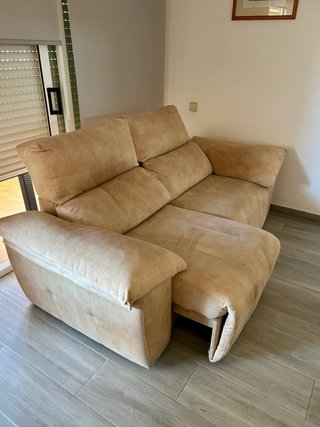 Sofá beige comodo y en buen estado