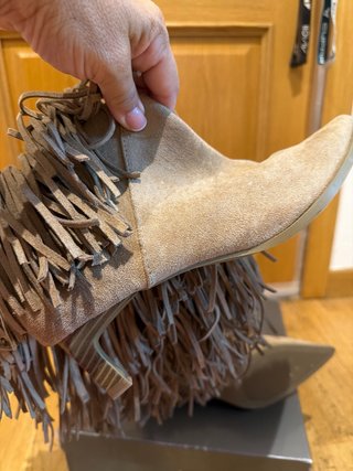 Stivali in pelle scamosciata con frange