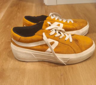 Zapatillas de terciopelo amarillo