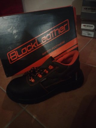 Zapatos de trabajo Cofra negros y rojos