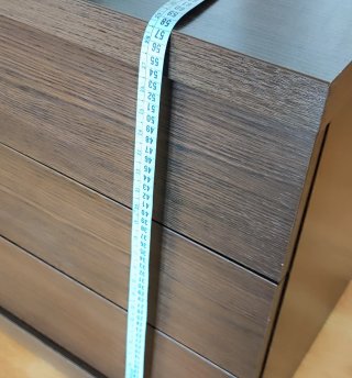 Cómoda de madera oscura