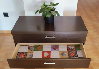 Cómoda de madera oscura