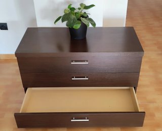 Cómoda de madera oscura
