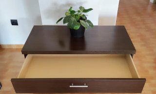 Cómoda de madera oscura