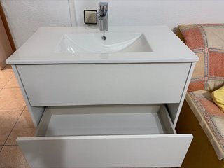 Mueble de baño blanco con lavabo pero SIN GRIFO