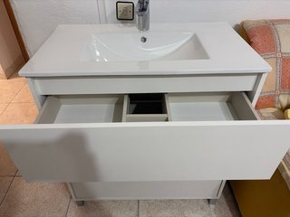Mueble de baño blanco con lavabo pero SIN GRIFO
