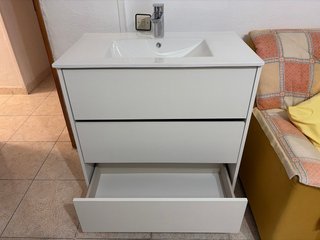 Mueble de baño blanco con lavabo pero SIN GRIFO