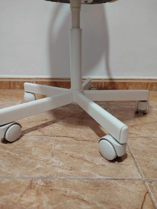 Silla de escritorio giratoria blanca