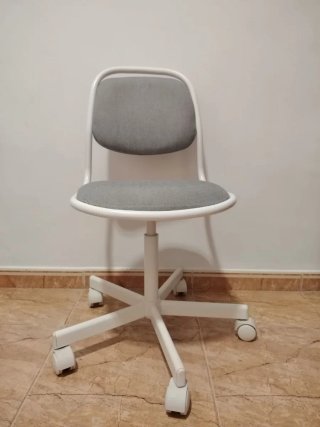 Silla de escritorio giratoria blanca