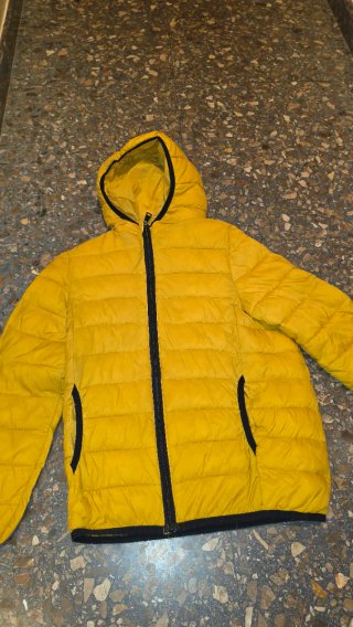 Chaqueta acolchada amarilla con capucha