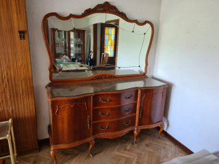 Aparador antiguo de madera y cristal