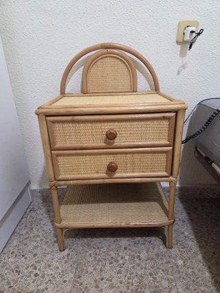 Mesita de noche de bambú y mimbre