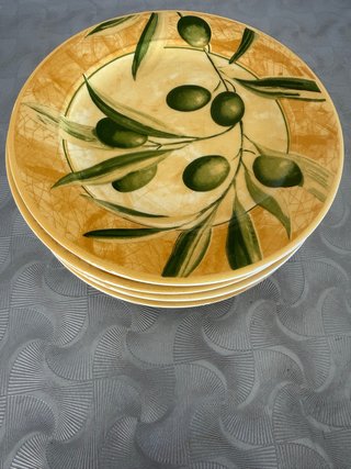 Juego de platos decorados con olivas