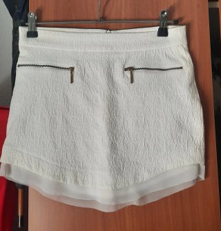 Minifalda blanca texturizada con cremalleras