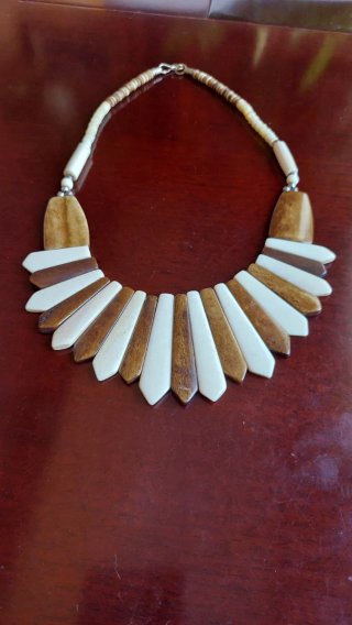 Collar de madera y hueso