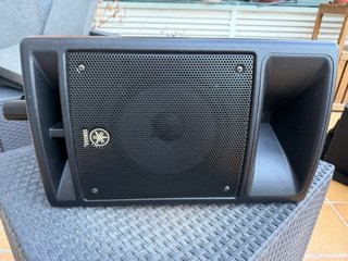 2 Altavoces Yamaha MSR-100 con funda y soporte K&M