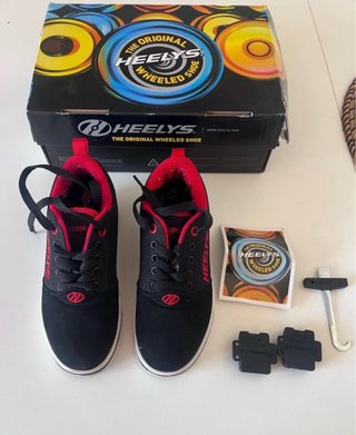 Zapatos Heelys Negros y Rojos con Ruedas
