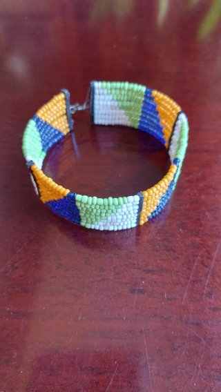 Pulsera artesanal de cuentas multicolor