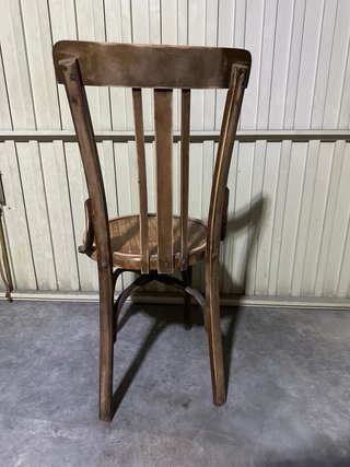 Silla de madera marrón estilo Thonet