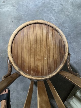 Silla de madera marrón estilo Thonet
