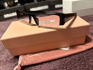 Gafas de sol Miu Miu negras